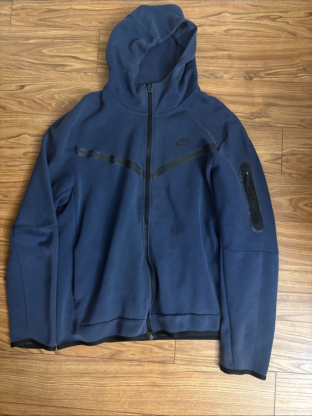 Men’s navy blue Nike tech fleece